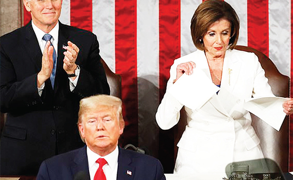 Trump, Pence (emabega ku kkono) ne Nancy ng’ayuza empapula. Trump, Pence (emabega ku kkono) ne Nancy ng’ayuza empapula.