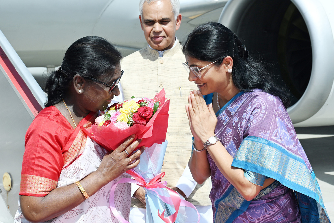 President Murmu arrives in Rajkot, received by Gujarat Governor, MoS Anupriya Patel