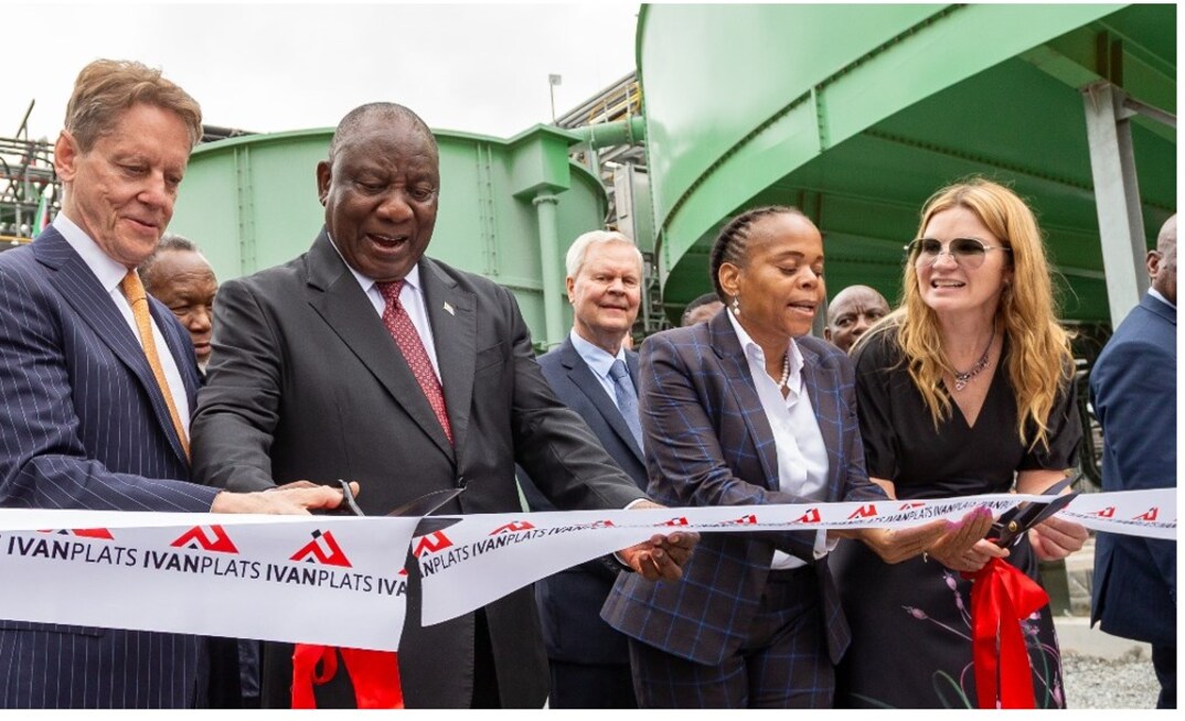 Ivanhoe Mines’ Founder and Executive Co-Chairman, Robert Friedland, and President of the Republic of South Africa, Cyril Ramaphosa, sharing a pair of scissors; Premier of Limpopo Province, Dr. Phophi Ramathuba, and Ivanhoe Mines’ President and Chief Executive Officer, Marna Cloete, cutting a ribbon marking the formal opening of the Platreef Mine.