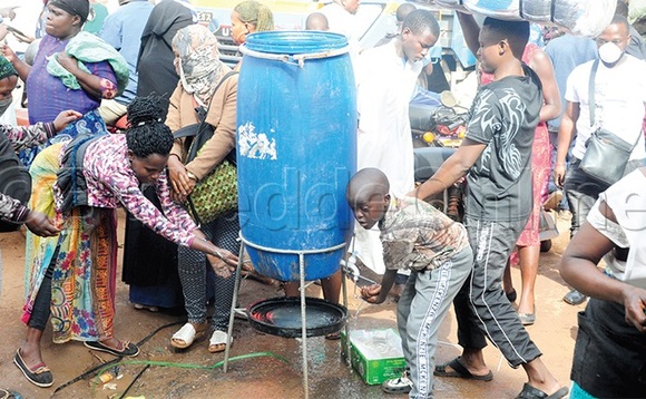 Abantu ng’abanaaba engalo okuyingira akatale ka St. Balikuddembe. Abantu ng’abanaaba engalo okuyingira akatale ka St. Balikuddembe.