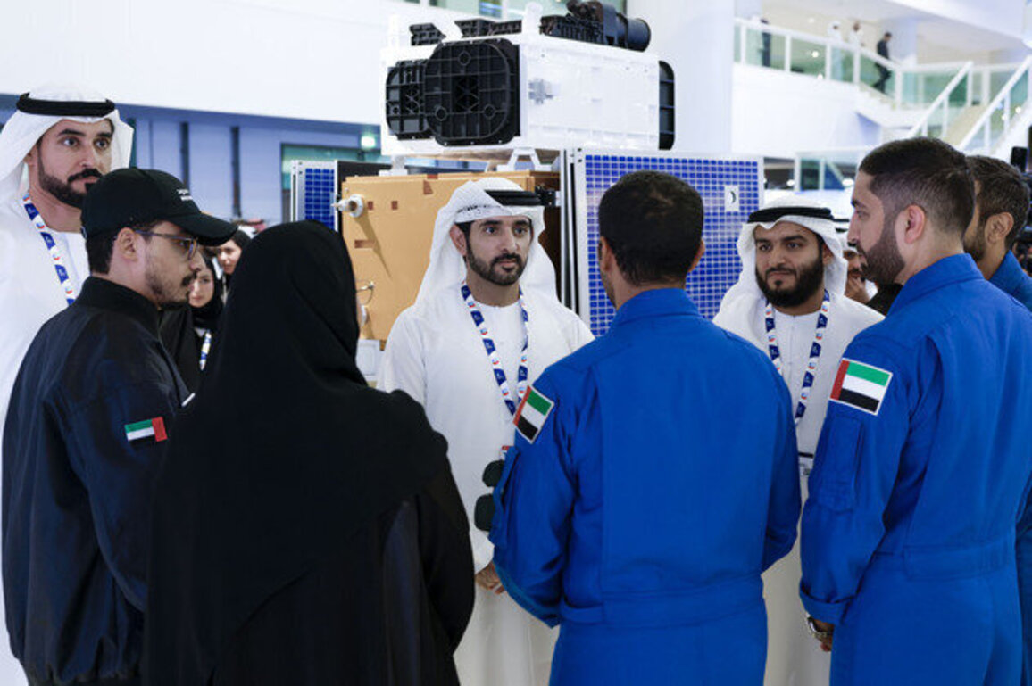 Hamdan bin Mohammed visits UAE Space Agency's booth at Dubai Airshow 2025