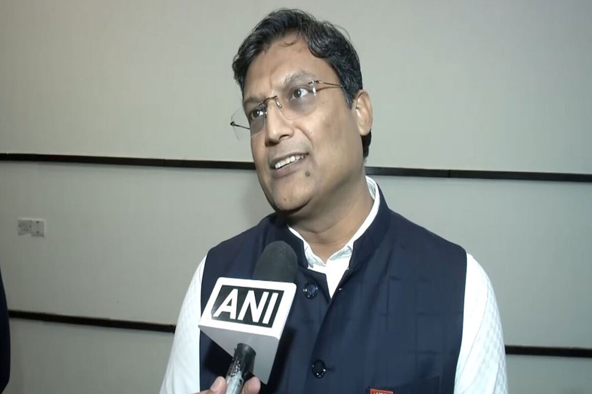 India's multi-pronged growth model backed by policy support, says HDFC AMC CEO