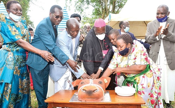 Omusumba Kaggwa ng'asala keeki n'abamu ku bataka b'ekika ky'Embogo. Omusumba Kaggwa ng'asala keeki n'abamu ku bataka b'ekika ky'Embogo.