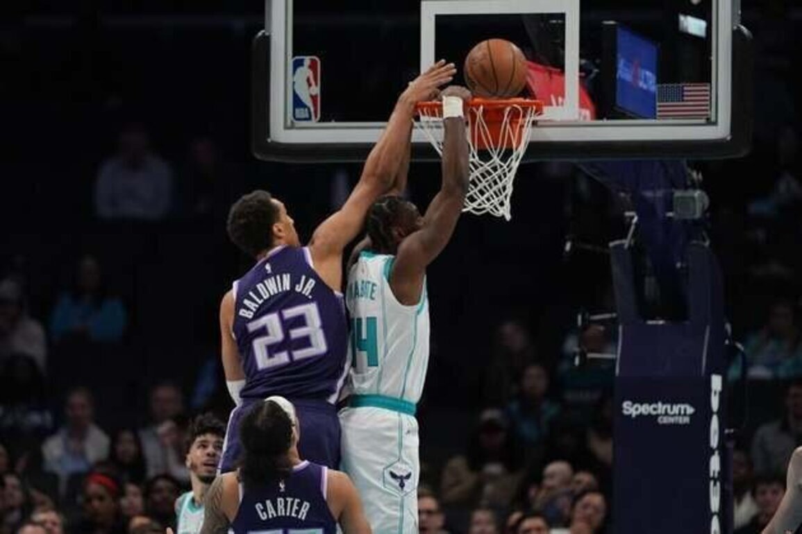 Hornets tie franchise record with 26 3s, crush Kings