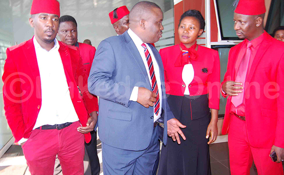 Looya Erias Lukwago ng'ayogera n'omubaka Ssemuju Nganda n'abalala abaloopa omusango gwa Togikwatako Looya Erias Lukwago ng'ayogera n'omubaka Ssemuju Nganda n'abalala abaloopa omusango gwa Togikwatako