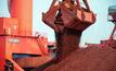 Desembarque de minério de ferro no porto de Qingdao na China