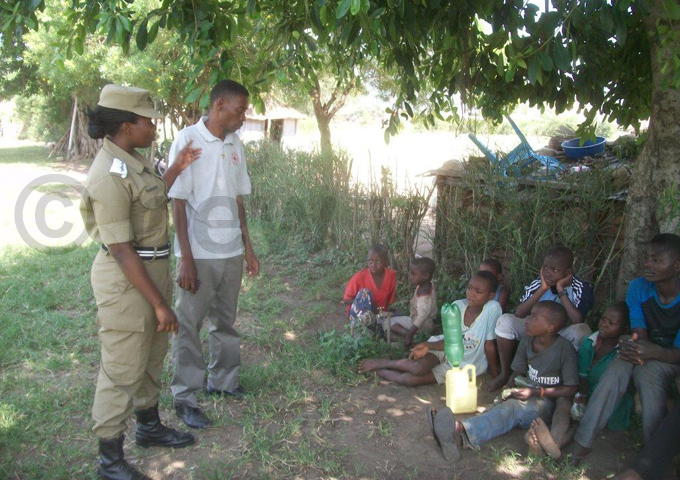 ocal leaders and police counselling the children hoto by ilson siimwe