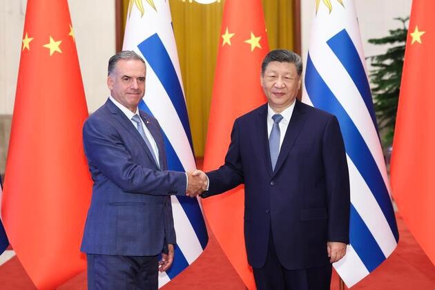 Xi's Album | Xi holds talks with Uruguayan president