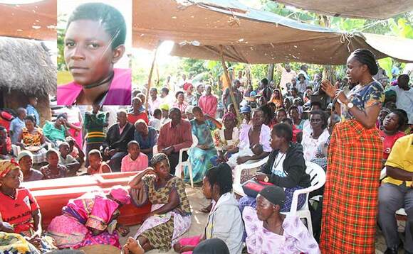 Omubaka Nabakooba ng'ayogera mu lumbe lwa Nabakooza (mu katono). Omubaka Nabakooba ng'ayogera mu lumbe lwa Nabakooza (mu katono).