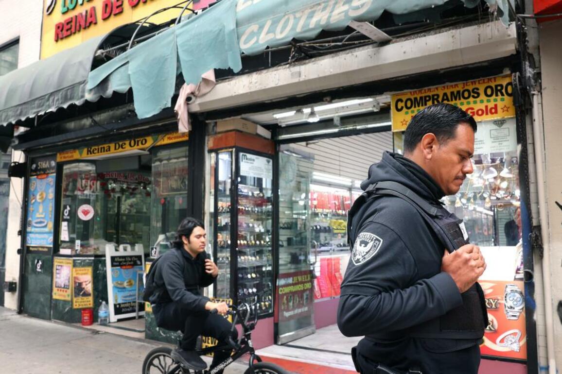 Burglars cut alarms, cameras before Los Angeles jewelry heist