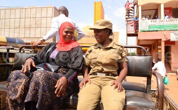 Zainabu Kaddu nga bamutwala ku poliisi y’e Nansana. Zainabu Kaddu nga bamutwala ku poliisi y’e Nansana.