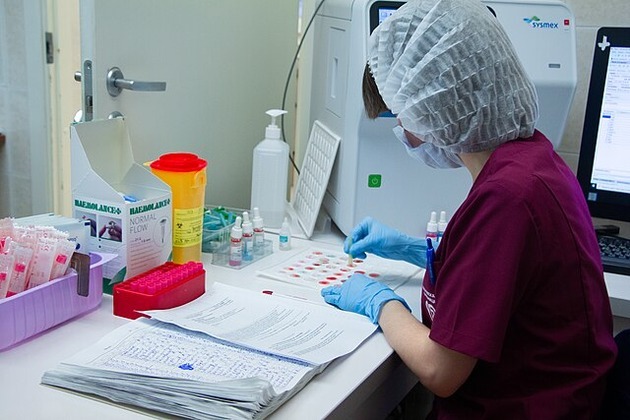 Blood test-guided therapy halves breast cancer progression risk