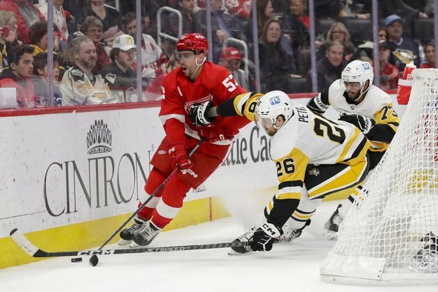 NHL roundup: Wings lean on David Perron, sink Penguins