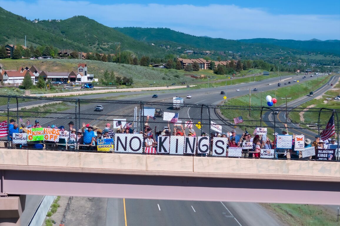 Park City crowd joins No Kings demonstrations with rally on I-80 bridge - Park Record