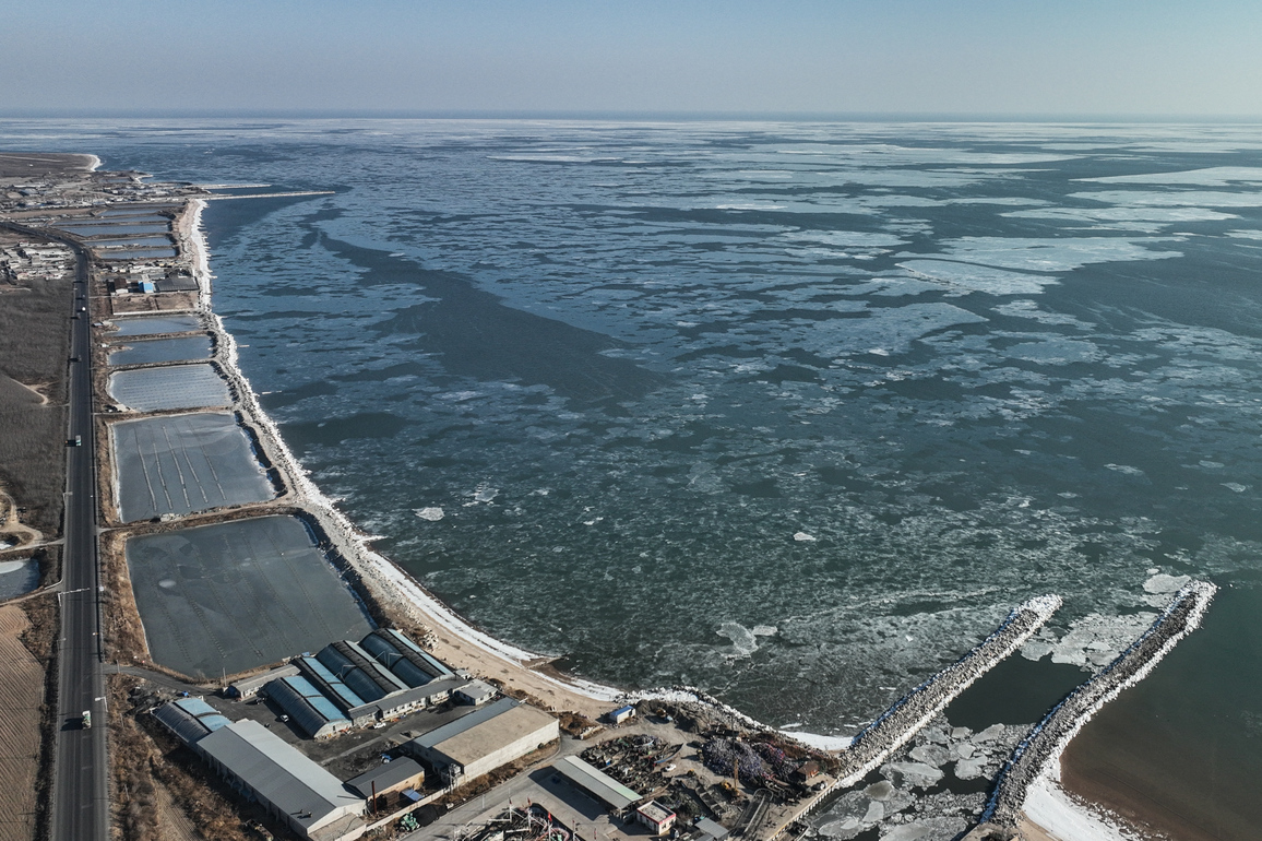 CHINA-LIAONING-HULUDAO CITY-SEA ICE-VIEWS (CN)