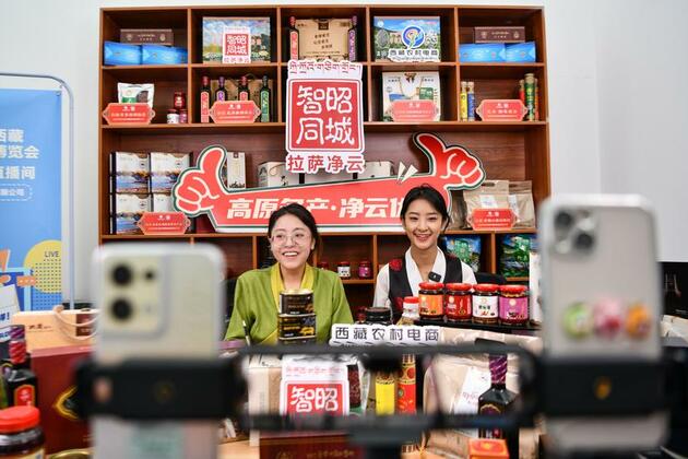 Livestreaming from "roof of the world" -- Tibetan woman's rural life draws millions online