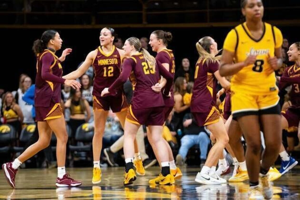 Women's Top 25 roundup: Minnesota upsets No. 10 Iowa