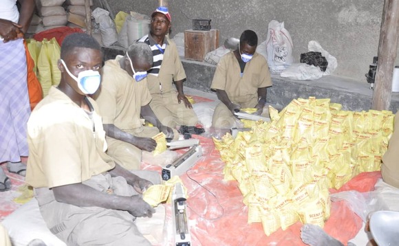 Kiyimba ng'alambuzibwa we bakolera emmere y'embizzi Kiyimba ng'alambuzibwa we bakolera emmere y'embizzi