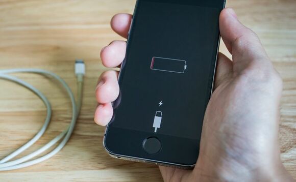 Consumer champion launches £750m legal claim against Apple for iPhone battery throttling