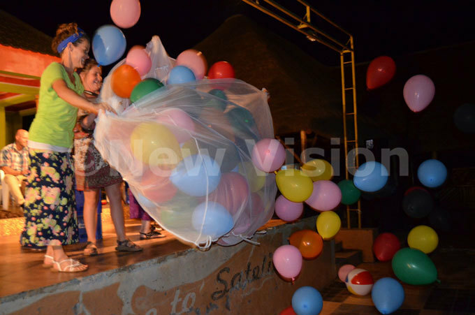  ry auce and musicians release balloons of unity to the audience