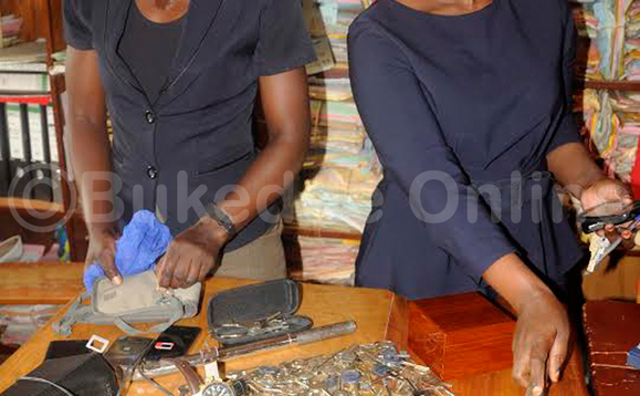Omusirikale ng'alaga ebimu ku bintu ababbi bye bakozesa okumeenya amayumba Omusirikale ng'alaga ebimu ku bintu ababbi bye bakozesa okumeenya amayumba