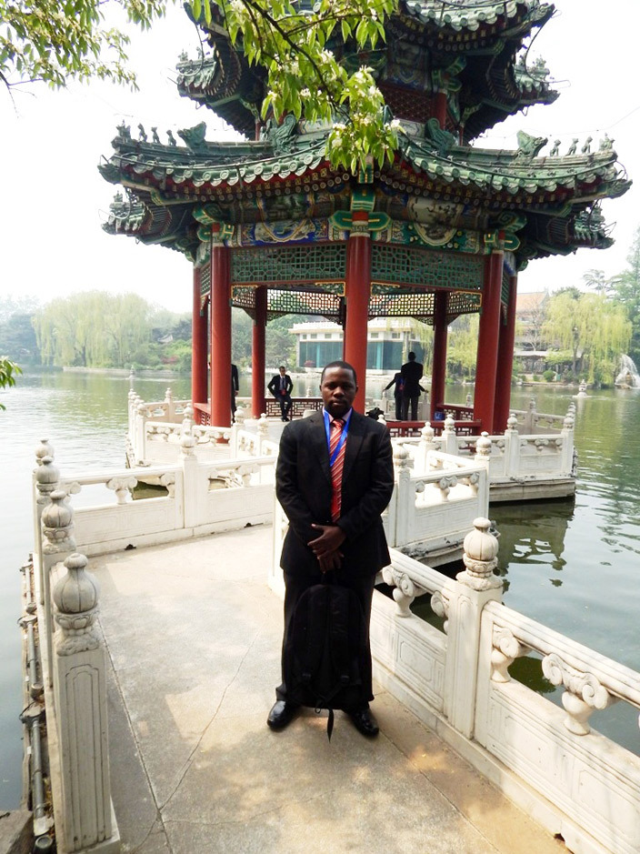  addeo wambale the writer poses for a photo outside the iaoyutai tate uesthouse in eijing
