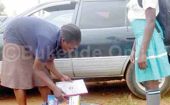 Omuzadde ng’akebera kkeesi ya muwala we. Omuzadde ng’akebera kkeesi ya muwala we.