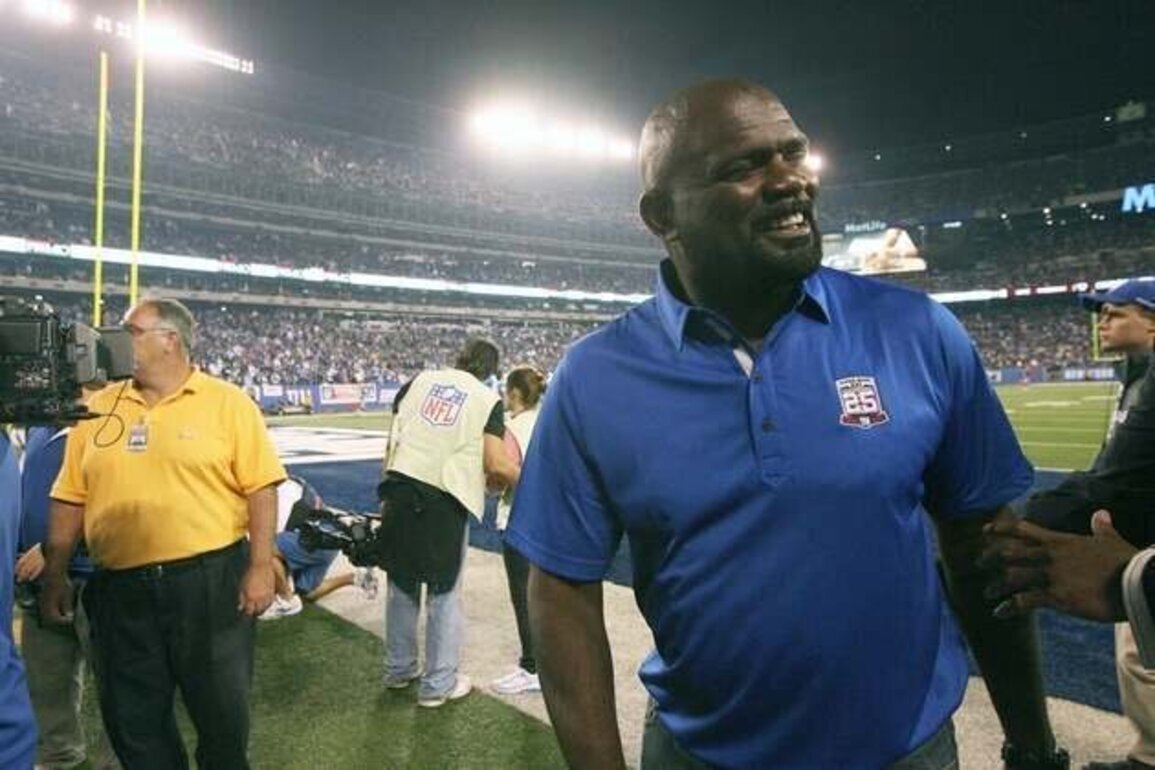 Giants great Lawrence Taylor hospitalized with 'abdominal issues'