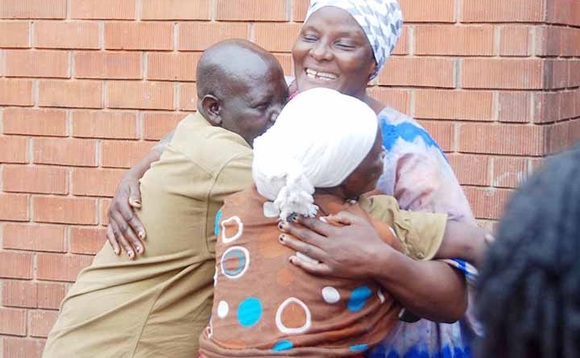 Abawagizi ba NUP nga bakulisa Zaituni maama wa Nsubuga. Abawagizi ba NUP nga bakulisa Zaituni maama wa Nsubuga.