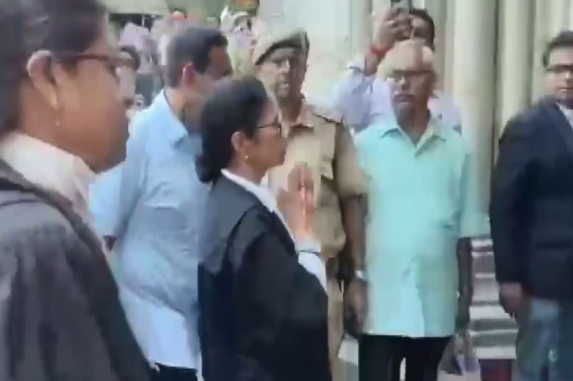 Mamata Banerjee appears in Calcutta HC in lawyer's robes over post-poll violence case seeks "immediate protection for people"