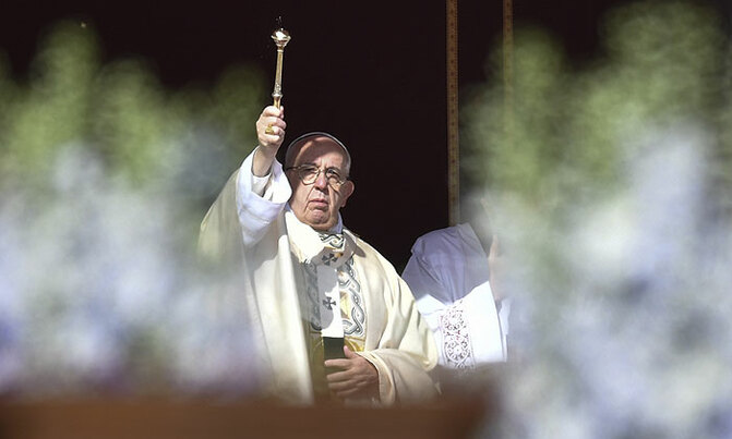 Pope celebrates Easter under sunny sky, tight security Pope celebrates Easter under sunny sky, tight security