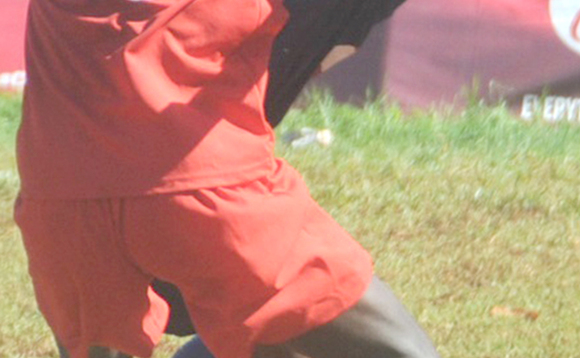 Aziz Kayondo ( mu mujoozi ogwa bbulu), owa) St. Mary's SS Kitende ng'atangira Titus Wambedde owa Mbarara High Aziz Kayondo ( mu mujoozi ogwa bbulu), owa) St. Mary's SS Kitende ng'atangira Titus Wambedde owa Mbarara High