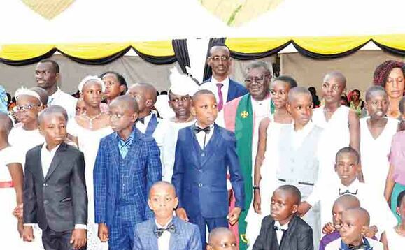 Bp. Matovu (mu gganduula) n’abayizi abassiddwako emikono n’okusabirwa. Emabega mu ttaayi ye nnannyini ssomero, Ronald Mpagi. Bp. Matovu (mu gganduula) n’abayizi abassiddwako emikono n’okusabirwa. Emabega mu ttaayi ye nnannyini ssomero, Ronald Mpagi.
