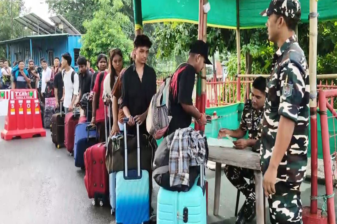 Bengal Police sets up helpline desk at India-Nepal border to assist stranded tourists