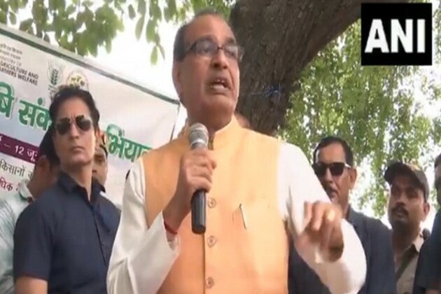 UP: Union Minister Shivraj Singh Chouhan interacts with farmers of Meerut