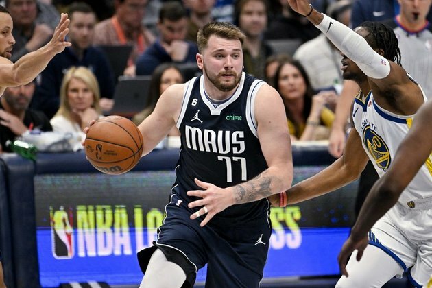 Mavs open home-and-home set against lowly Hornets