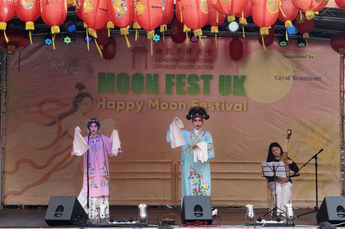 Chinese overseas students celebrate National Day Mid-Autumn Festival