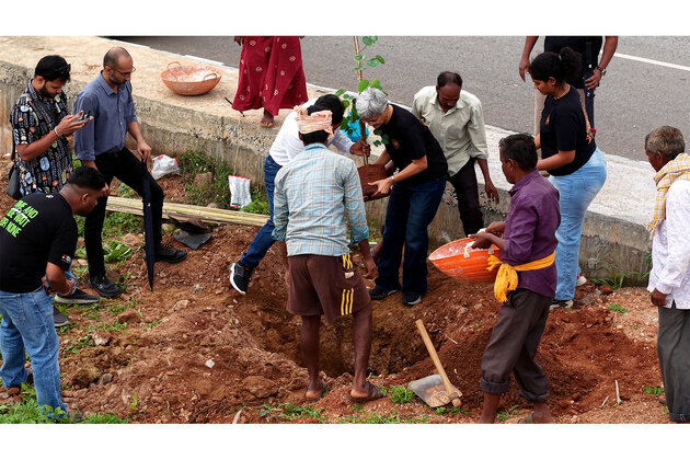 Bloom Avenue: A Year-Round Flower Corridor on Bengaluru's Major Arterial Road in Kempegowda Layout