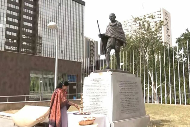 Kanimozhi-led delegation pays tribute to Mahatma Gandhi in Spain