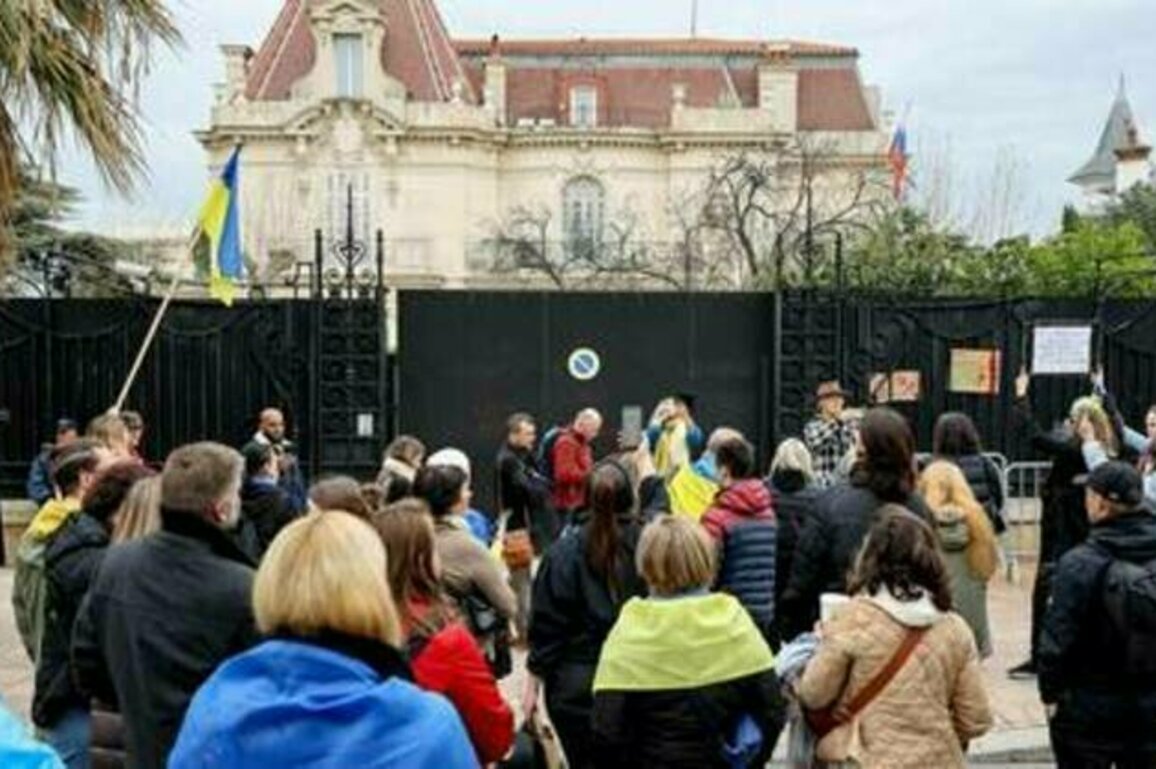 'Ukraine supporters' arrested over firebomb attack at Russian consulate - media