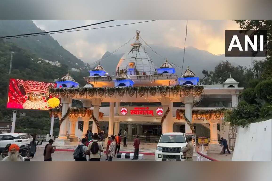 J-K: Devotees flock to Shri Mata Vaishno Devi during third day of Navratri