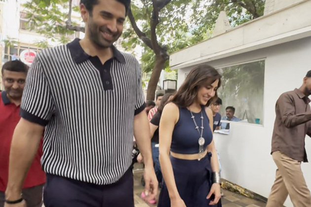 Metro...In Dino: Sara Ali Khan, Aditya Roy Kapur travel with fans in Mumbai metro