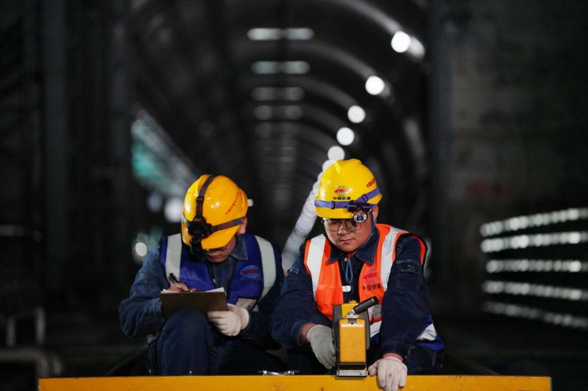 GLOBALink | Subway power supply maintenance at night in NE China's Heilongjiang
