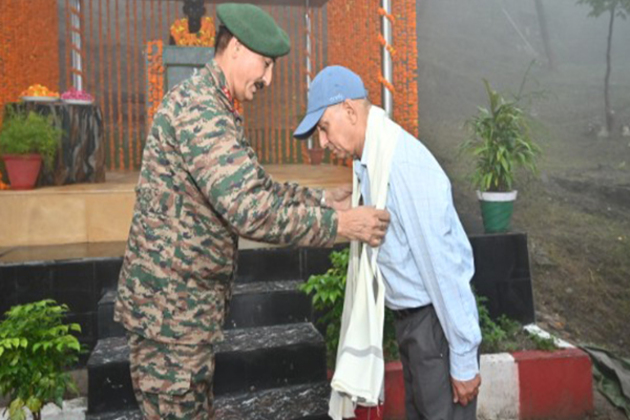 Family of late Captain Chander Narain Singh (MVC), presents gallantry medal to Garhwal Rifles