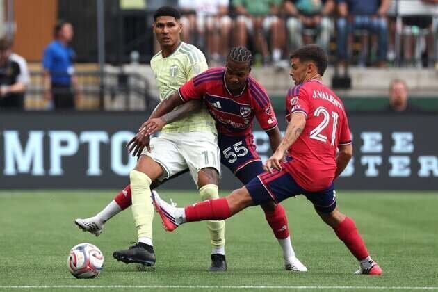 Felipe Mora's stoppage-time goal denies Dallas rare win in Portland