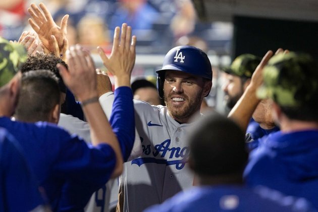 Streaking Dodgers chase another win over struggling Phillies