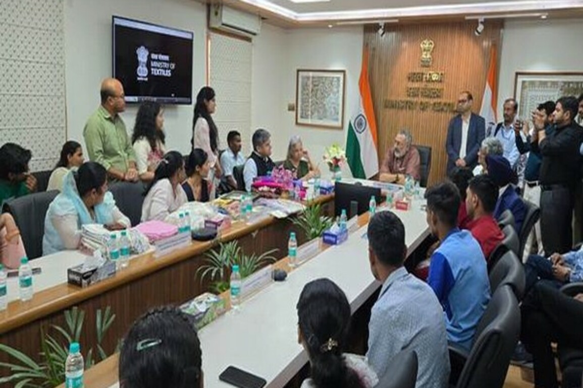 Minister of Textiles Giriraj Singh interacts with industry partners, beneficiaries of Samarth scheme
