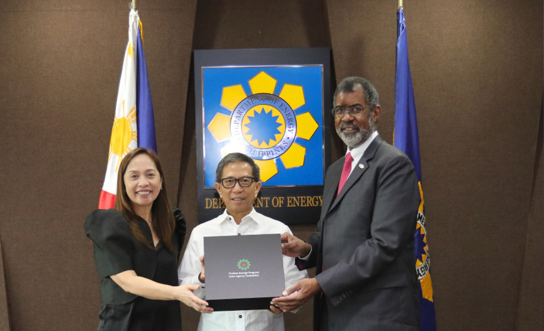  CAPTION: NEA director-general William Magwood, IV with former Philippines energy secretary Raphael Lotilla and undersecretary Sharon Garin.