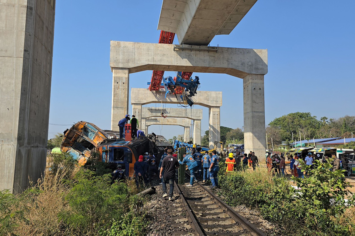 Photo Flash | Crane collapse derails train in Thailand, killing 22