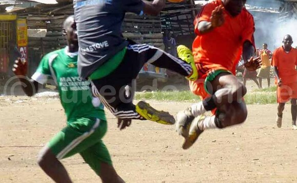 Abazannyi ba ttiimu ya Super Eagle ne Nawankula nga balwanira omupiira ne ggoolo kippa Abazannyi ba ttiimu ya Super Eagle ne Nawankula nga balwanira omupiira ne ggoolo kippa